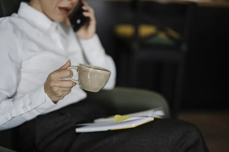 Cansados de Ser Reales: Cómo la Autenticidad Se Convirtió en el Producto Más Vendido de Internet