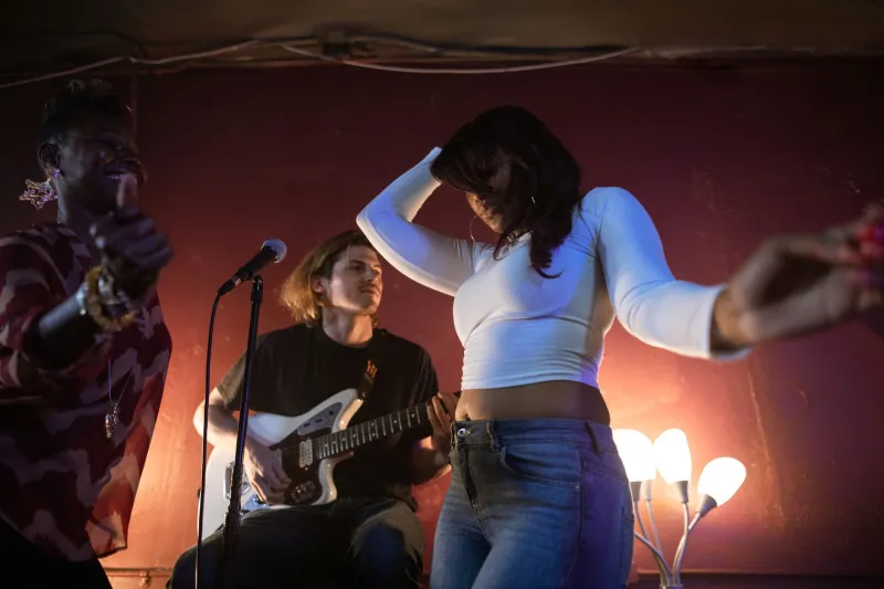 Cantar Mal en Compañía: El Rito Nocturno Que Está Rescatando a una Generación de sus Pantallas