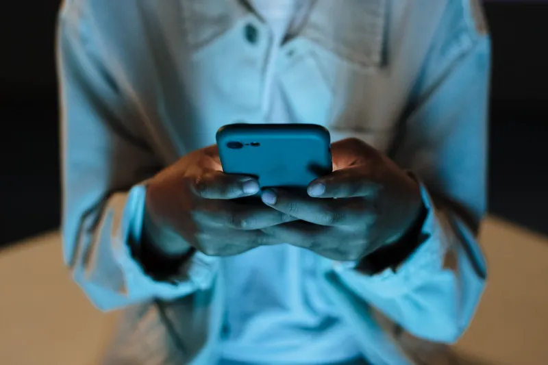 Confesiones a la Máquina: Por Qué le Cuentas Tus Secretos a Internet Antes que a Tu Mejor Amigo